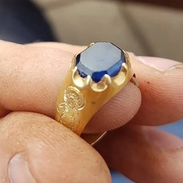 A metal detector enthusiast discovered a medieval gold ring with a sapphire in Sherwood Forest, famous for the Robin Hood myth. Experts believe it dates back to the 15th century. 3