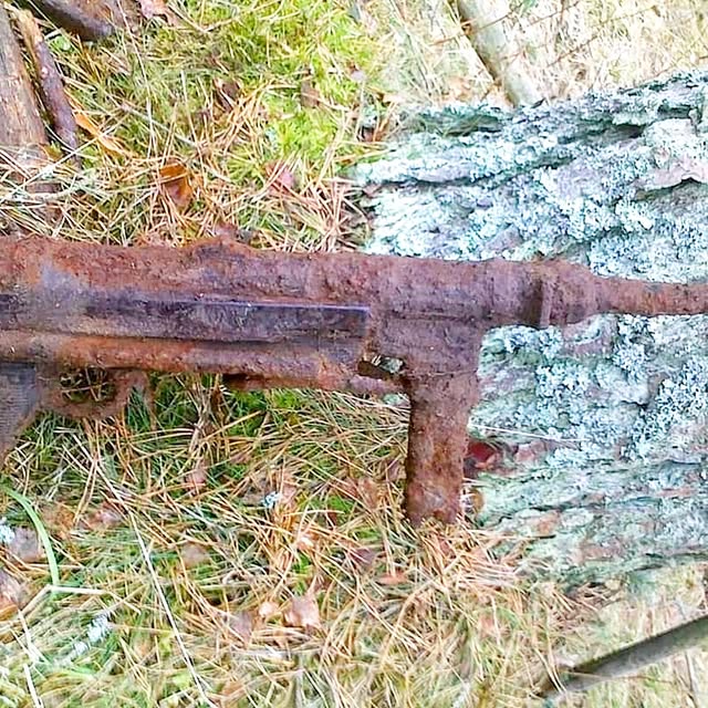 💥WWII STUFF💥 MP 38/40 The MP 40 (Maschinenpistole 40) is a submachine gun chambered for the 9×19mm Parabellum cartridge. Developed in Nazi Germany, it saw service with the Axis for