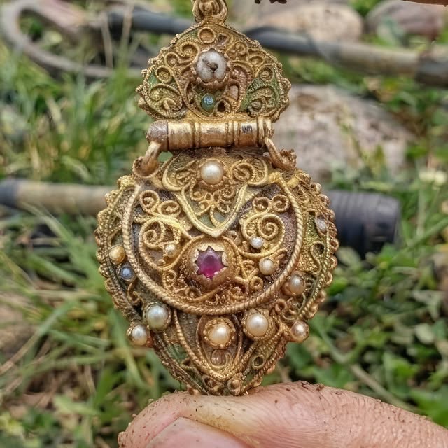 Incredible beauty! 😲💎🔥🍀😎😃 _____ #historia #history #metaldetecting #mydigworld #minelab #dirtfishing #hobbydetecting #coin #xpdeus #coinhunting #garret #relichunting #Archaeology #