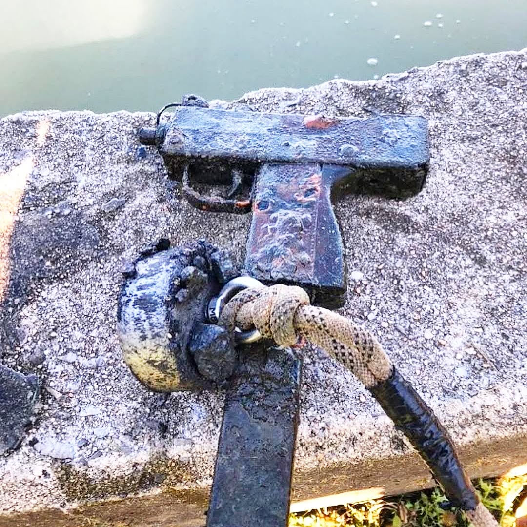 An Uzi submachine gun. That's how you fish 🎣 with a magnet 🧲 🫤🍀✌️😎😶‍🌫️😮 #metaldetecting #mydigworld #ww2 #dirtfishing #hobbydetecting".