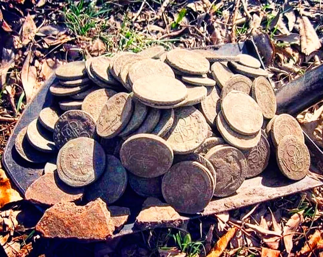 Wow, treasure! 😎😏🍀👍💥🤯😮✊ #metaldetecting #mydigworld #coin #dirtfishing #hobbydetecting".