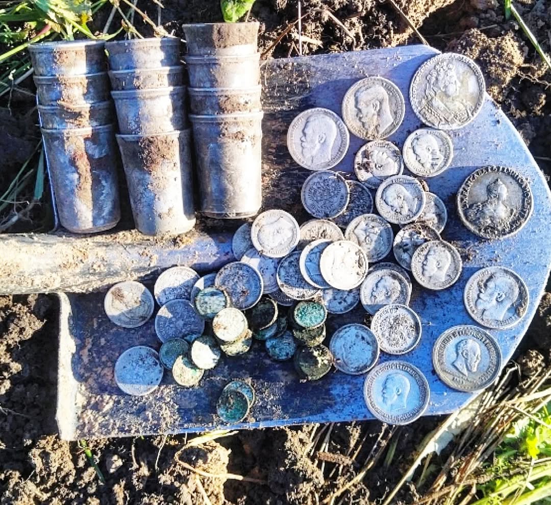 This is such beauty, all the coins are silver, 1700-1800.! 😎😏🍀👍💥🤯😮✊ #metaldetecting #mydigworld #coin #dirtfishing #hobbydetecting