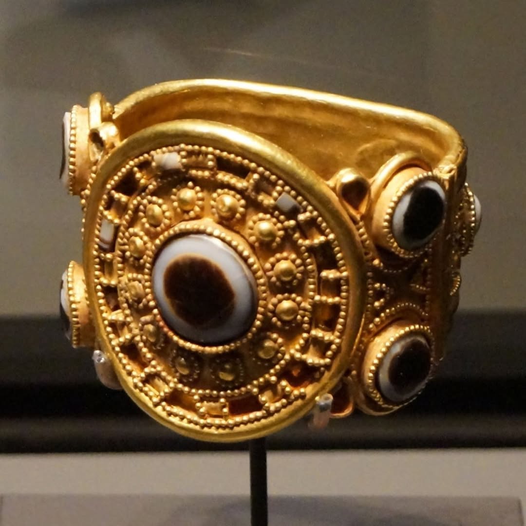 Gold bracelet from Iran, Jubaji, Tomb of the Elamite Princesses, Neo-Elamite Period, c. 575 BCE. The tomb contained two bronze bathtub-shaped coffins holding the remains of two pri