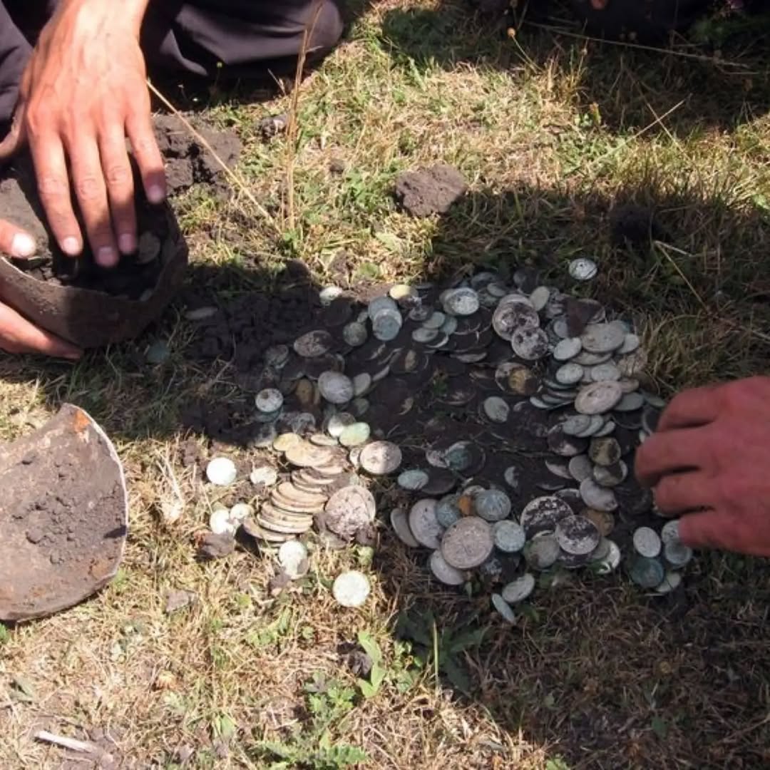 A pot of coins. 😎😏🍀👍💥🤯😮✊ #metaldetecting #mydigworld #coin #dirtfishing #hobbydetecting