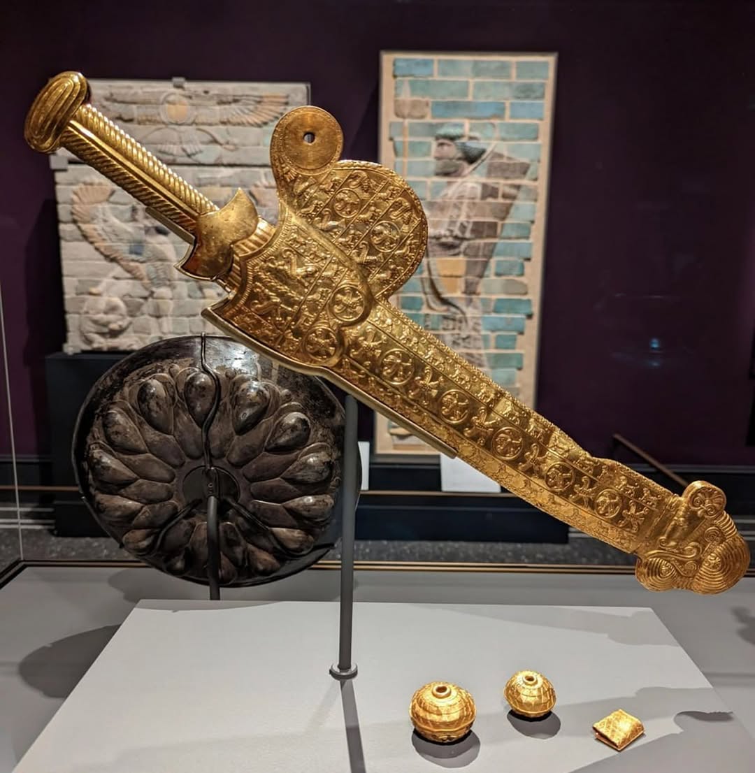 An Ancient Persian akinakes (short sword) with a gold hilt and scabbard, dated to 465–424 BC 😲 In Achaemenid Persia, gold-adorned akinakai were symbols of their owner's high status