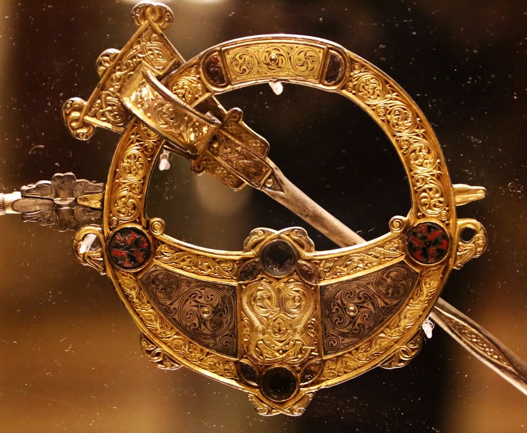 The Tara Brooch (fibula) is a masterpiece of Celtic jewellery art, Ireland, c. 700 AD.It was found in 1850 on the eastern coast of Ireland, but not actually in Tara itself — the le
