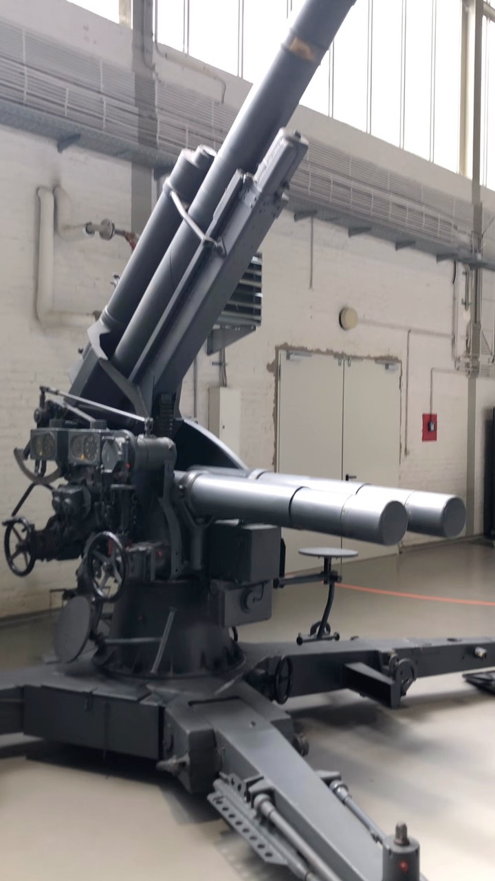 Besuch im militärhistorischen Flugzeugmuseum Gatow hier steht u.a. die 2-cm-Flak 38. Eine verbesserte Version der 2-cm-Flak 30. Dieses Modell wurde ab 1939 von der Luftwaffe und de