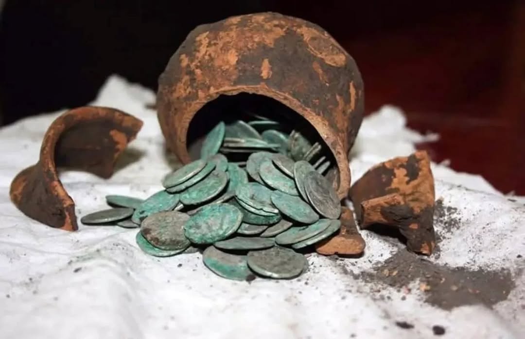 ROMAN DENARIUS 😍🥰😘 This beautiful treasure was found in Europe 😲😎😏 _____ #historia #history #metaldetecting #mydigworld #sword #dirtfishing #hobbydetecting #gold #coinhunting #reli