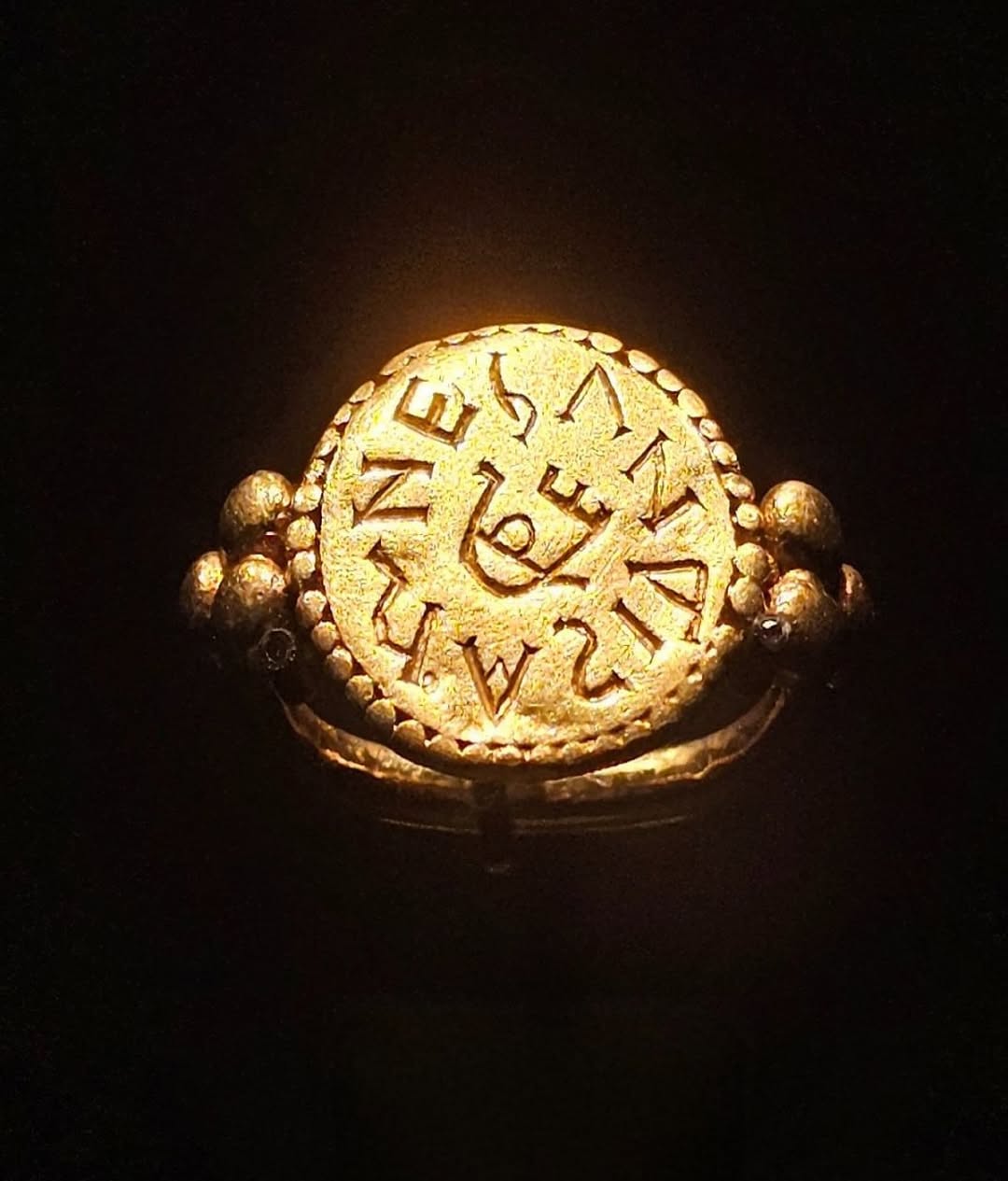 Gold ring of a Frankish queen, 6th century The sarcophagus of Arnegunda, wife of the Merovingian king Chlothar I (511-561), was discovered in the Basilica of Saint-Denis in 1959. T