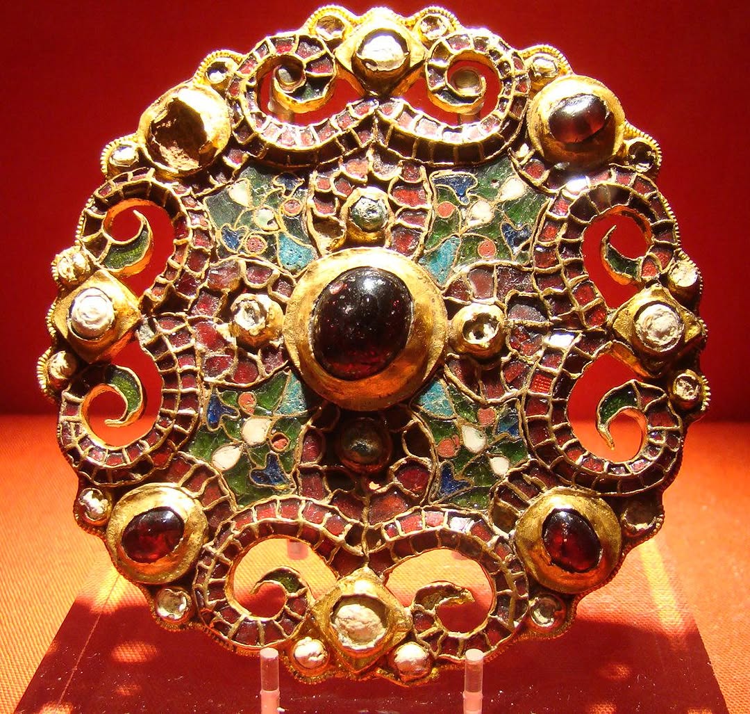 The magnificent Dorestad Brooch, Carolingian period, c. 800. Gold, almandine (a type of garnet), glass, enamel, and pearls, diameter 8.4 cm. A true treasure! This beautiful Carolin