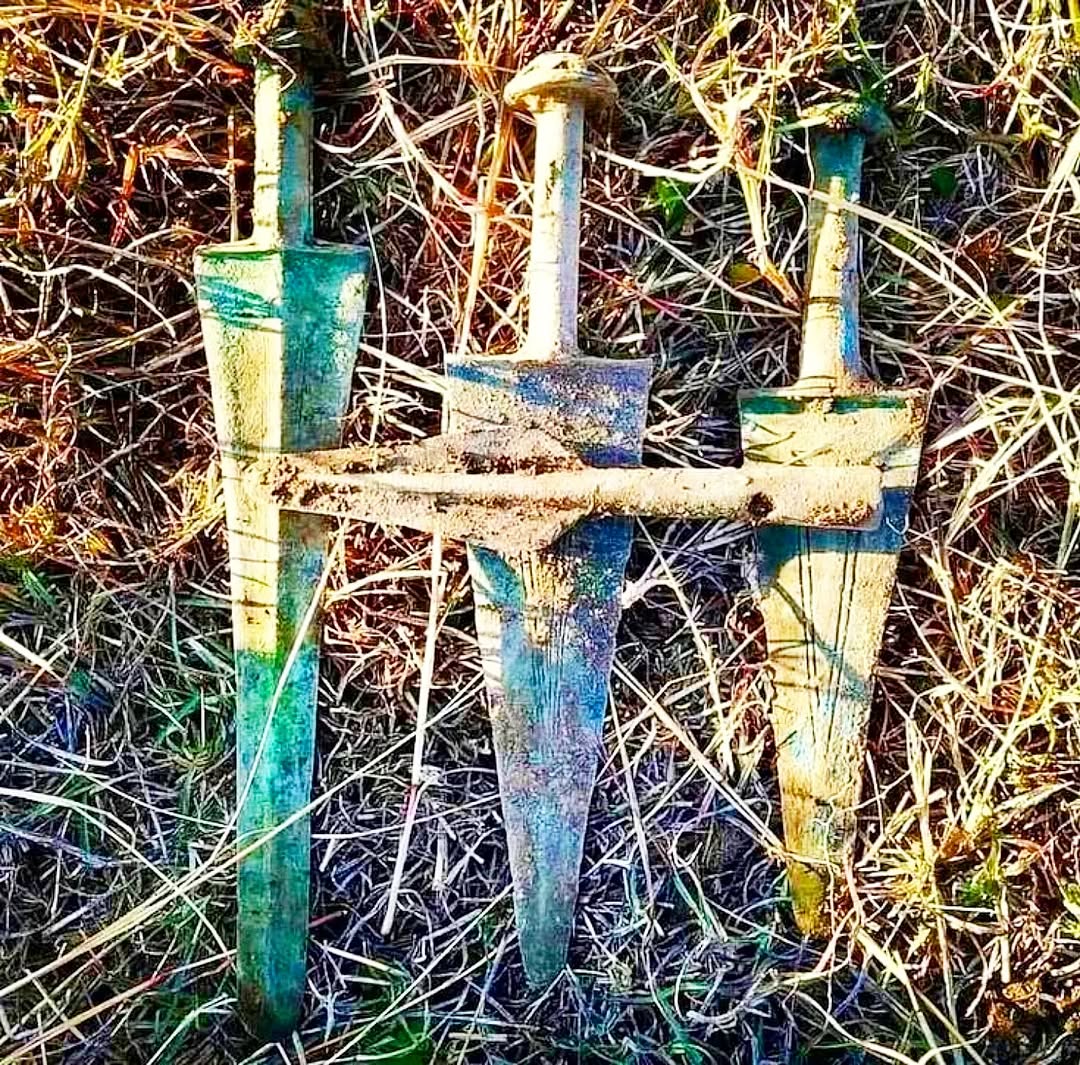 A super find - three prehistoric daggers and an ancient arrowhead. 😎🔥☝️😏 #metaldetecting #mydigworld #coin #dirtfishing #hobbydetecting